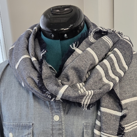 BANANA REPUBLIC NADIA STRIPE SCARF WRAP SHAWL OVERSIZE NAVY BLUE WHITE WOMEN OS - Picture 2 of 10